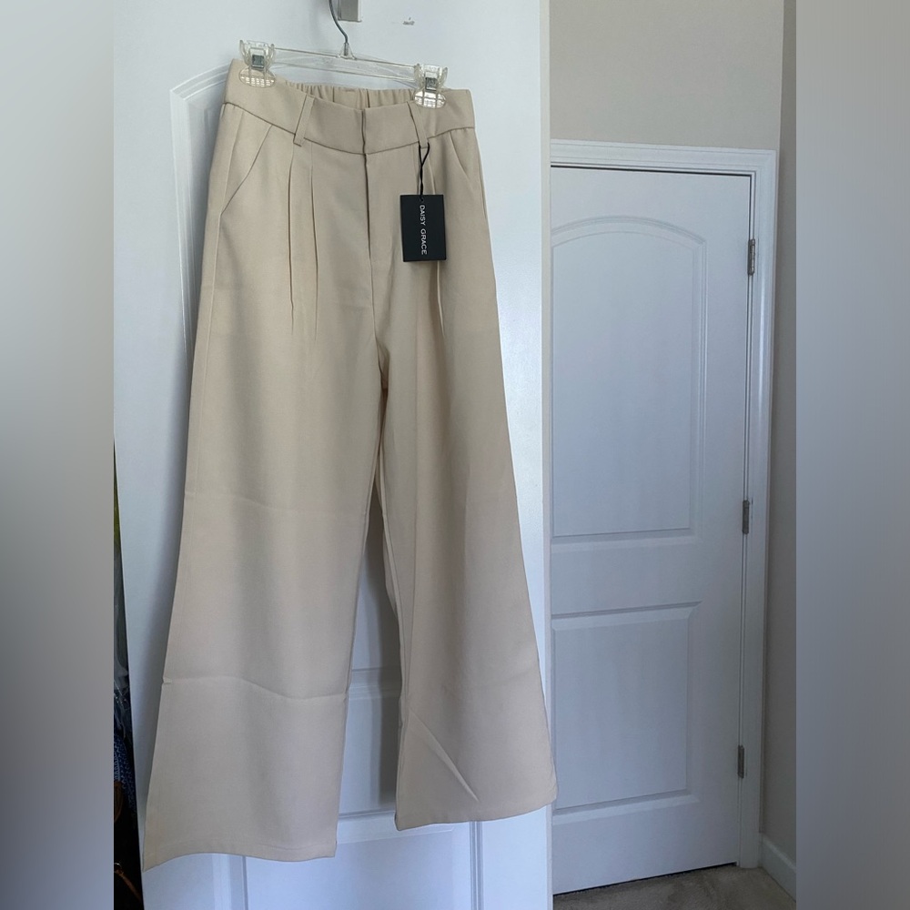 Daisy Grace women’s khaki pants size XS short